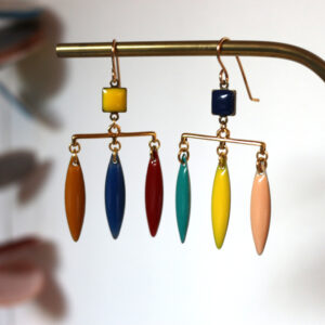 boucles d'oreilles multicolores suspendues sur fond blanc