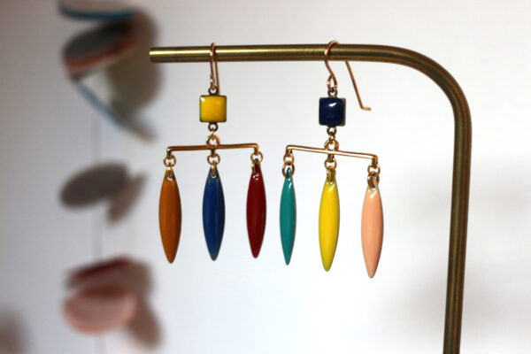 boucles d'oreilles multicolores suspendues sur fond blanc