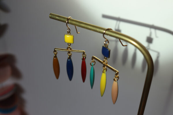 boucles d'oreilles multicolores suspendues en vue plongée