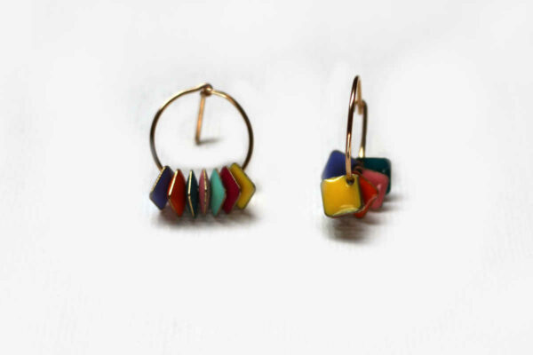des anneaux dorés asymétriques avec pampilles multicolores