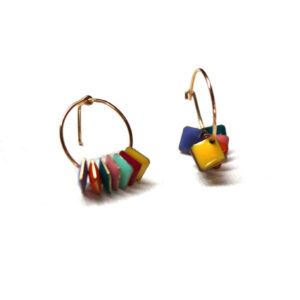 créoles asymétriques avec pampilles multicolores