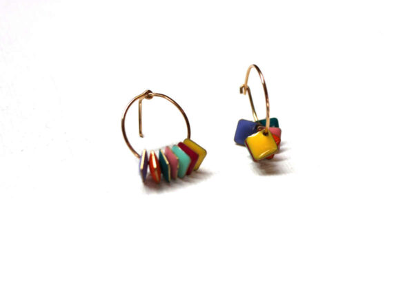 créoles asymétriques avec pampilles multicolores