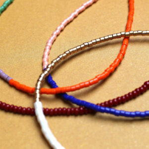 plusieurs colliers aux perles multicolores