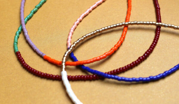 plusieurs colliers aux perles multicolores