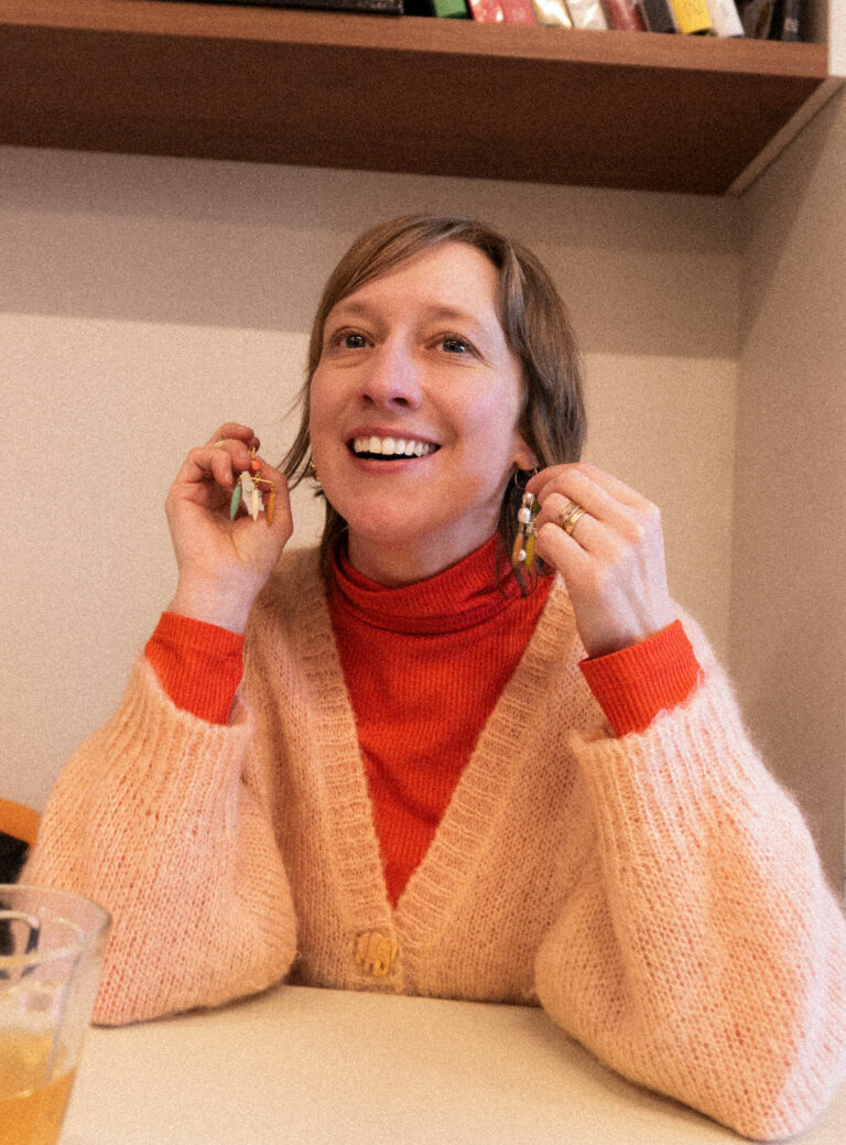 La créatrice Catherine Cantwell des bijoux handmode