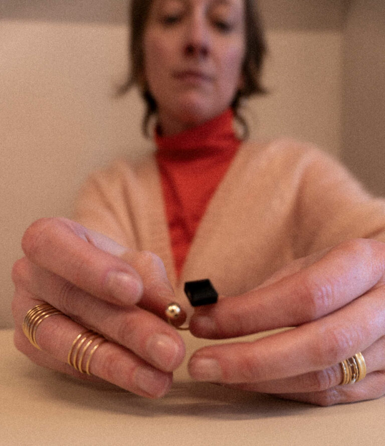 Focus sur les mains de la créatrice des bijoux handmode