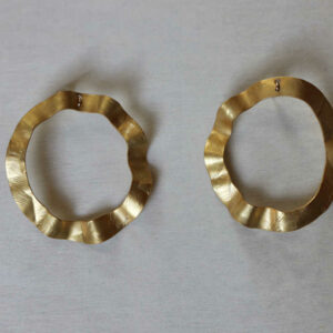 Boucles d'oreille texturées en laiton doré asymétriques