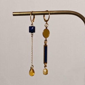 boucles d'oreilles asymétriques bleu et moutarde
