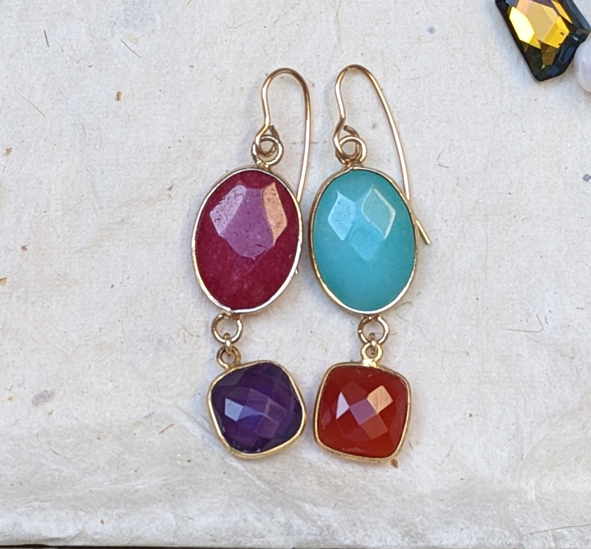 pendants de pierres fines aux couleurs diverses