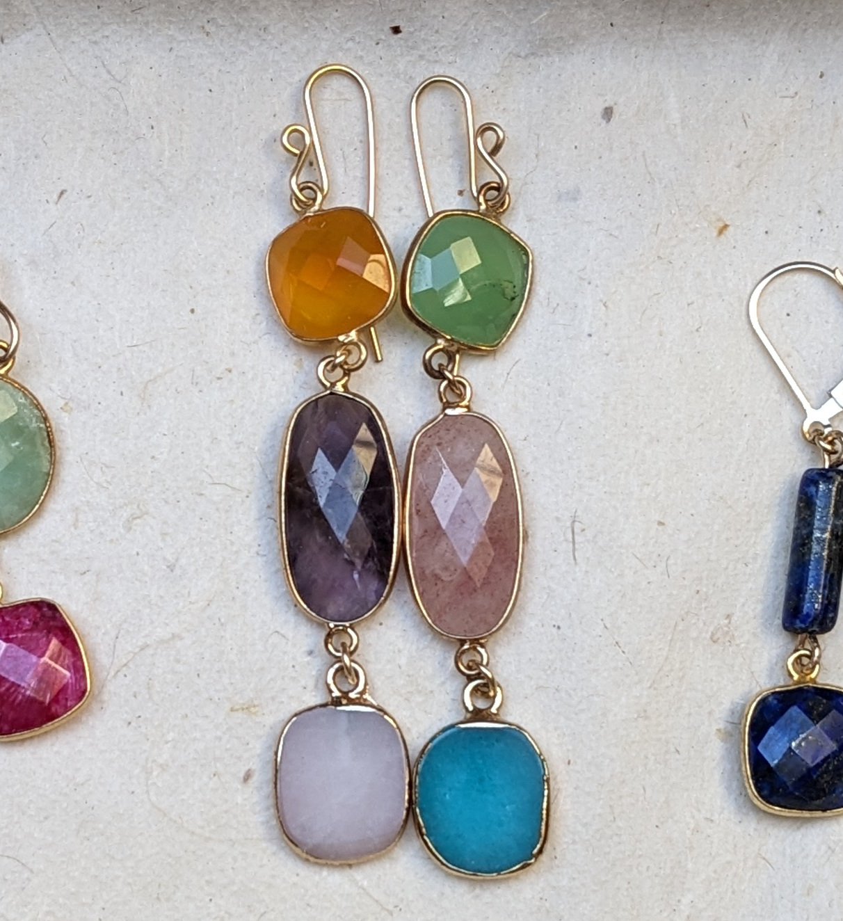 pendants d'oreille colorés en pierres fines