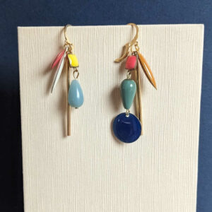 Boucles d'oreille composées de papilles multicolores en résine et tige dorée.